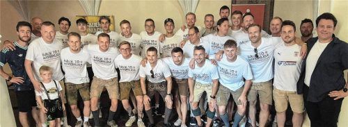 Gruppenfoto mit besonderem T-Shirt zum Aufstieg „Back to Bayernliga“. Fotos Rieger