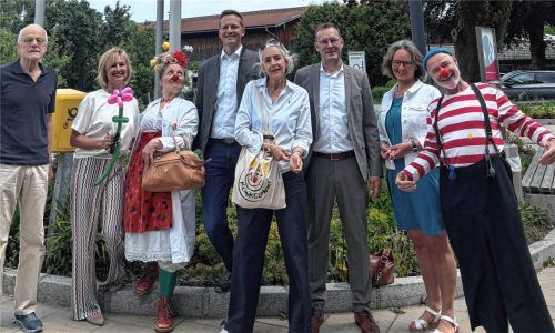 Gute Laune bei der Spendenübergabe: Dr. Ulrich Feldmann, Irmi Hutter-Nicolosi, KlinikClown „Liesel Radiesel“, Bürgermeister Simon Frank, Andrea Andrade von KlinikClowns Bayern e.V., Stefan Schmitt, Elisabeth Linhuber von der Gemeinde Aschau und Klinik-Clown „Lupino Valentino“ (von links). Foto Ursula Danner
