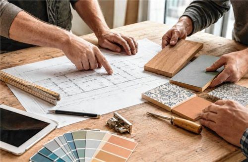 Gutes Handwerk beginnt mit genauer Planung: Baupläne, Materialmuster und der gemeinsame Blick fürs Detail bringen die Gewerke zusammen. Foto KI