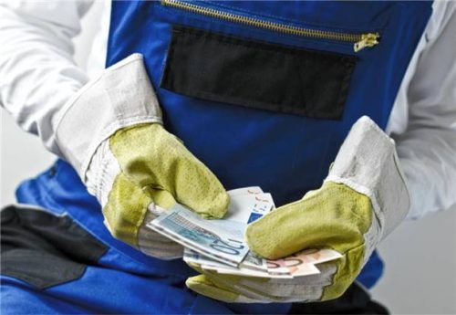 Handwerk ist ein wichtiger Wirtschaftszweig. Das Einkommen ist aber abhängig von Beruf, Qualifikation und Erfahrung. Foto Imago