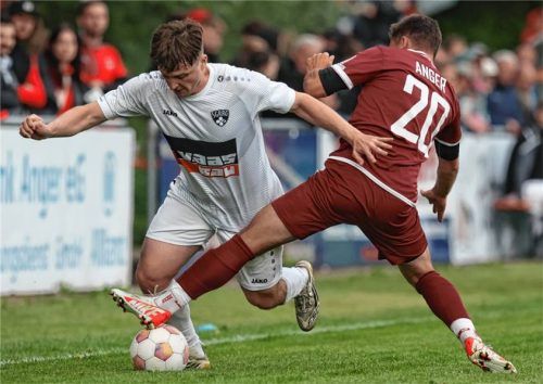Hart umkämpft war das Relegationshinspiel zwischen der SG Reichertsheim-Ramsau/Gars und dem SC Anger. Letztlich setzten sich die Gäste 2:0 durch.Foto Hans-Joachim Bittner