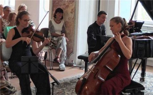 Hatten ein mutiges Programm im Gepäck: Johanna Schubert (Violine), Philipp Kirchner (Klavier) und Merle Geißler (Violoncello). Foto Frei