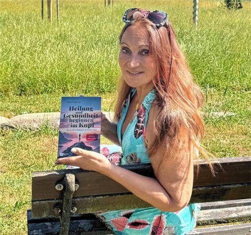 Heilerin Annette Müller zeigt ihr neues Buch „Heilung und Gesundheit beginnen im Kopf“. Foto Petra Jahn