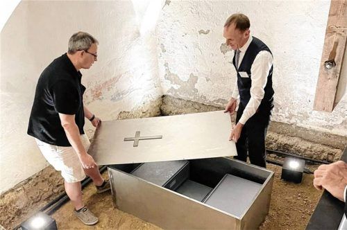 Helmut Inninger von der Schlösserverwaltung und Dr. Mike Schweissing (rechts) bei der Grablegung. Foto Hötzelsperger