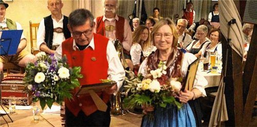 Herbert Bogensberger und Maria Bogensberger wurden bei einer würdigen Zeremonie zu Ehrenvorsitzenden ernannt. Fotos Volkstanzkreis Rosenheim