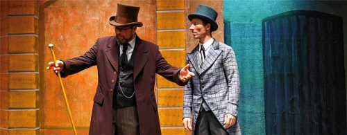 Herr Weinberl (Florian Wilhelm) ist mit seinem Gehilfen Christoph (Matthias Obermair) auf der Suche nach dem großen Abenteuer. Fotos Theater Flintsbach