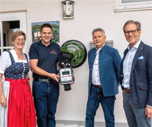 Herzensangelegenheit: Kommandant der Oberwössner Feuerwehr Korbinian Mühlberger (Zweiter von links) hält den neuen Defibrillator in den Händen. Initiiert hat das Ganze (von links) Dr. Sabine Wörnle, Präsidentin des Lions-Clubs, zusammen mit Toni Ager, Präsident des Lions-Hilfswerks, und Schriftführer Werner Neumann. Foto Flug