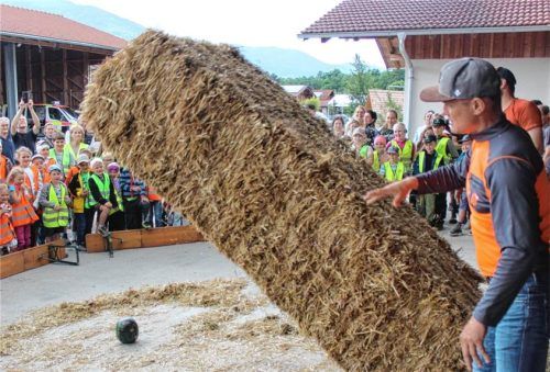 Heuballen auf Melone: Eindrucksvoll demonstrierten die Organisatoren, welche Wucht ein kippender Heuballen entwickeln kann. Die Kinder verfolgten gespannt, wie schnell aus einer alltäglichen Situation auf dem Bauernhof eine ernste Gefahr werden kann. Foto Re