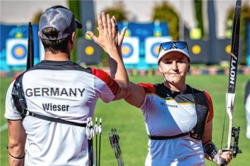 High five: Katharina Bauer und Moritz Wieser landeten im Mixed auf dem vierten Rang.Foto World Archery