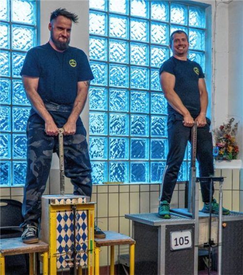 Hoch hinaus: (von links) Philipp Sulzer und Sepp Döllerer vom ASC Unterwössen beim Heben der Steine.Foto Flug