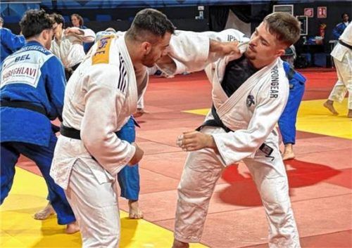 Ian Störmer (rechts) beim Übungskampf mit Olympiasieger Fabio Basile. Foto KSV Bad Aibling