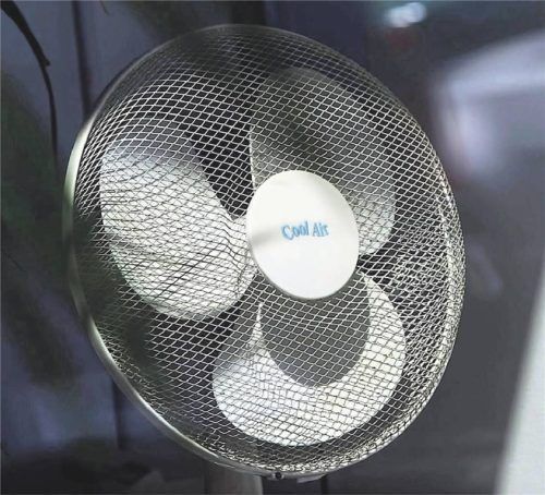 Im Büro aufgrund der Hitze einfach einen Ventilator aufstellen? Das geht nur, wenn der Arbeitgeber einverstanden ist. Foto KARL-JOSEF HILDENBRAND/DPA/DPA-TMN
