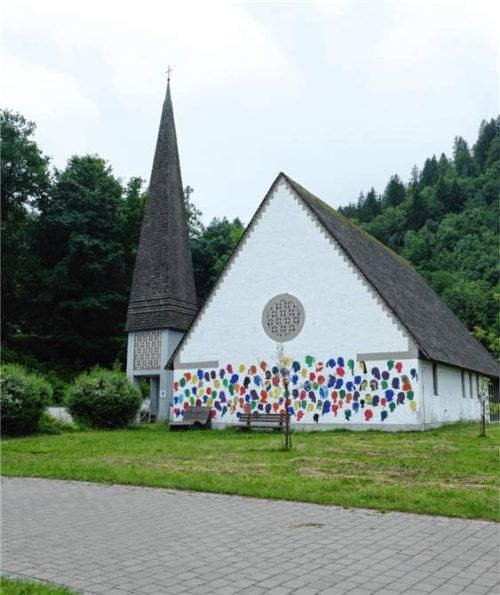 Im Evangelisch-Lutherischen Dekanat Rosenheim hat der Transformationsprozess bereits begonnen. Für die Kirchen in Oberaudorf (links) und Obing werden neue Ideen gesucht. Foto Alfred Schubert/Emmy Künzner-Hingerl