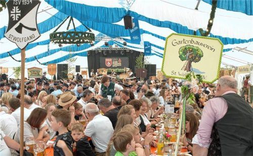 Im Festzelt lassen die Teilnehmer den Sonntag ausklingen. Foto Günster