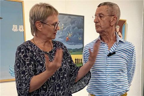 Im Gespräch: Kunstvereinsvorsitzende Martina Thalmayr und Künstler Elmar Ludwig. Foto bößwetter