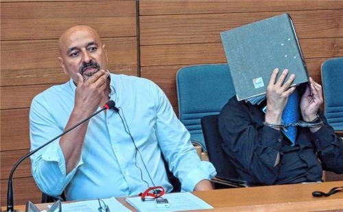 Im Großen Saal des Landgerichts Traunstein: Der Angeklagte Abdelrehim M. (rechts) und Dolmetscher Nabil El Sobki im Mordprozess um den Tod von Eman E. Foto Michael Weiser