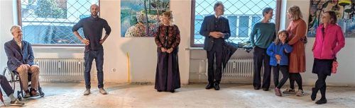 In dem eher einer Baustelle gleichenden Atelier zeigt Josef Köstlbacher (Zweiter von links) einen Teil seiner Werke und leitet die Workshops. Mit dabei die Projektleiterin Maria Buck (Mitte) und Bürgermeister Hajo Gruber (links). Foto Hoffmann