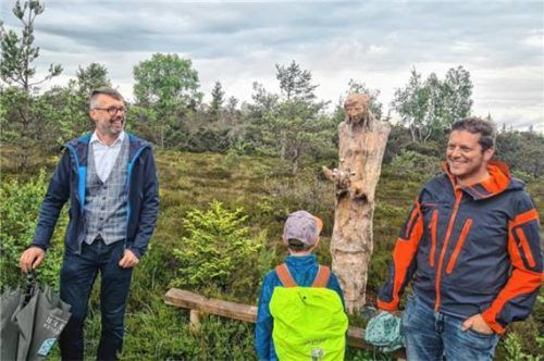 In den Kendlmühlfilzn: Josef Nagele, Vorsitzender des Fördervereins der Bergwacht Grassau (rechts), mit Bürgermeister Stefan Kattari vor der „Hüterin des Moores“.Foto  re