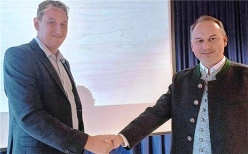 In der jüngsten Gemeinderatssitzung vereidigte Bürgermeister Herbert Strauch (links) Nachrücker Stefan Berres (CSU), da der gewählte Rat Wolfgang Wimmer sein Amt aus beruflichen Gründen nicht angetreten hatte. Foto Giesen