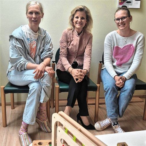 In der Kinderarztpraxis in Bad Endorf: (von links) Dr. Michaela Wruk, Bundestagsabgeordnete Daniela Ludwig und Dr. Carina Randl. Foto re