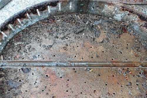 In diesem Gully wurden Batterien entsorgt.Foto markt Bruckmühl
