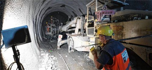In einer der Hauptröhren des Brennerbasistunnels wird die nächste Sprengung vorbereitet. Das Bild stammt aus dem Jahr 2024. Foto dpa