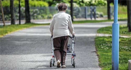 Der Weg ist frei: Obwohl gegenüber dem ursprünglichen Plan mehrere Änderungen vorlagen, stimmte der Gemeinderat Chieming dem Bauantrag für ein neues Senioren- und Pflegequartier zu. Foto Imago
