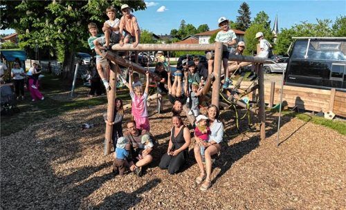 In Gstadt wurde ein Spielplatz am ehemaligen Schmiedanwesen eingeweiht. Foto  Wastl