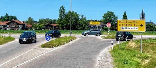 In Kürze rollen Bagger und Lastwagen an, um den Unfallschwerpunkt an der Kreuzung der Staatsstraße 2078 mit der Kreisstraße RO8/Kirchdorfer Straße zu entschärfen. Foto Neuwirth