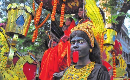 Indien: Frau als Göttin Kali beim Gajan Festival in Kolkata. Fotos Imago/Frank Bienewald/Zuma Press Wire/Pond5 Images, Adobe Stock/Rudi Ernst/Andrea/Lotus Travel