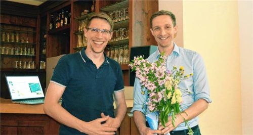 Infoabend zur Agri-PV-Anlage mit (links) Sebastian Noichl, Sprecher der lokalen Agenda Arbeitskreis „Erneuerbare Energien“, und (rechts) Michael Griesbeck, NEA, informierten über die Agri-PV-Anlage. Foto Eder
