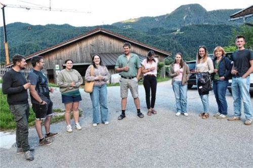 Interessenten der Direktvermarktung auf dem Hof von Moni Loferer (Sechste von links) Foto Wunderlich