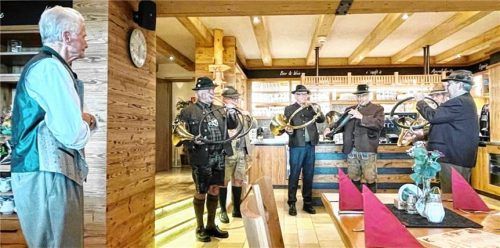 Jagdhornbläser gratulieren Hans Wörndl (links) zu seinem Ehrentag.Foto Hötzelsperger