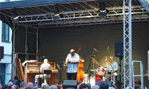 Jazzurgestein Jesse Davis mit dem Altsaxofon und dem Claus-Raible-Trio. Foto Friedrich