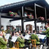 20 Jahre Gastfreundschaft – Tiroler Kapelle spielt in Hittenkirchen