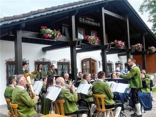 Jubiläums-Gastkonzert der Bundesmusikkapelle Unterlangkampfen beim Trachtenverein Hittenkirchen mit Kapellmeister Markus Ehrenstrasser. Foto Hötzelsperger