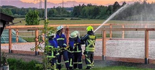 Junge Feuerwehrleute absolvieren ihre erste Übung. Foto /Text Donhauser