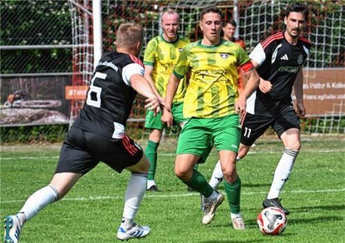 Kapitän Felix Wieser (Mitte) siegte mit der SG RRG in Großholzhausen und geht nun in die Relegation.Foto Franz Ruprecht