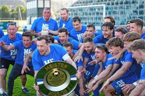Kapitän Robert Völkl mit der Meisterschale, angefeuert von seinen Teamkollegen vom SV Grödig.Foto re