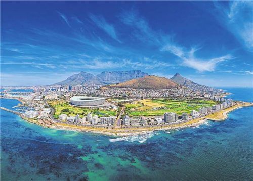 Kapstadt: Wenn das Fußballspiel mal nicht so spannend ist, genießen Besucher den Blick auf den Tafelberg. Fotos mago/Pixsell/ANI News/Wirestock/Dreamstime/Geisser/Blickwinkel/Bestimage/Bildbyran