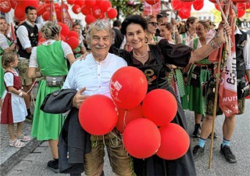 Karl und Eva-Maria Kiesl blicken auf zwei erfolgreiche Jahrzehnte Tatzlwurm auf dem Herbstfest zurück.