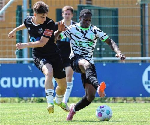 Kastls Nevio Pichler beim Testspiel gegen den TuS Prien im Duell gegen Marzuk Shaban.Foto Gabi Zucker