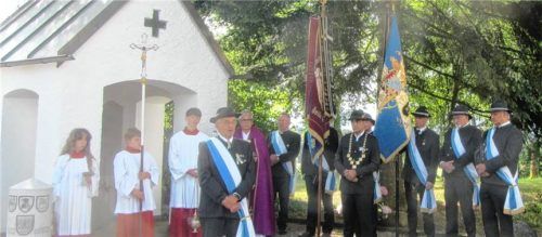 Kirchengemeinde, Abordnungen der Vereine mit Vereinsfahnen am Kriegerdenkmal Stephanskirchen. Foto  re