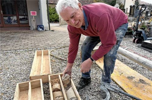 Kirchenpfleger Hans Stahuber begutachtet das Gestein, das bei den Kernbohrungen im Bereich des Fundaments für Analysen gewonnen wurde. Sie ergaben jetzt, dass der Tuffstein bröckelt, auf dem die Kirche steht. Fotos Kotter
