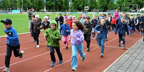 Konrektor Josef Vögl (links neben der Bahn) feuert die jungen Sportler an. Foto  Ruprecht