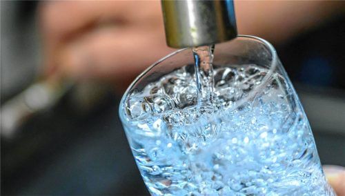Der Wasserbeschaffungsverein Ulperting kann sich künftig direkt an die Wasserversorgung der Gemeinde Rimsting anschließen – der Zweckverband Wasserversorgung Chiemseegruppe stimmte dem Vorhaben in seiner Sitzung zu, allerdings mit einem Vorbehalt.Foto dpa