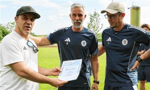 Kreisspielleiter Chris Sofis (links) hat alle Urkunden und Pokale an die Meister – hier Kreisliga-1-Champion TuS Raubling – überbracht. Jetzt geht es in die Relegation. Foto  Christian Butzhammer