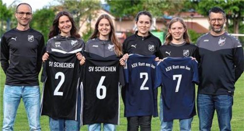Künftig gemeinsam: Josef Holzmeier (Trainer SV Schechen), Elena Kurz und Kristina Geißinger (Sportliche Leitung Damen ASV Rott am Inn), Jessica Kaiser (Mannschaftsrat SV Schechen), Emma Leissner (Kapitänin SV Schechen), Peter Metzke (Trainer Damen ASV Rott, von links).Foto Leissner
