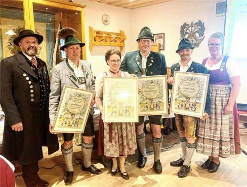 Landesjugendvertreter Armin Schmid (links) und seine Chiemgauer Kollegin Monika Hiendl (rechts) ehrten Franz Bauer, Sylvia und Christian Steiner sowie Peter Stoib bei der Gauversammlung des Chiemgau-Alpenverbandes in Höhenmoos. Foto Hötzelsperger