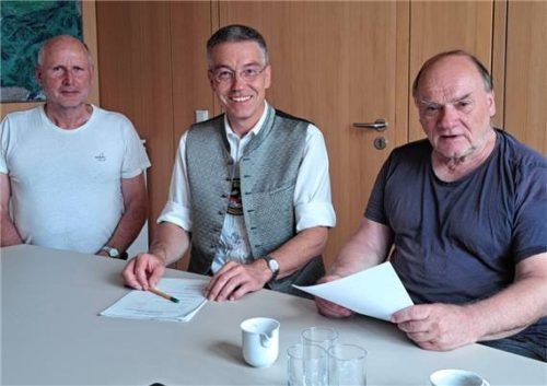 Landrat Otto Lederer (Mitte) erklärt für ein Projekt der Kommission für bayerische Landesgeschichte die Ortsnamen der Gemeinde Tuntenhausen. Links im Bild Aufnahmeleiter Rudi Ebersberger (Kutterling), rechts unser Autor Armin Höfer. Foto  Höfer